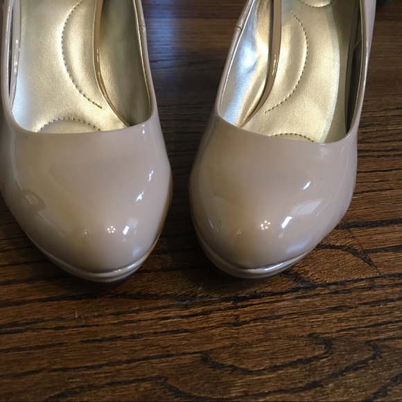 Bandolino | Beige Patent Heels - Picture 5 of 12
